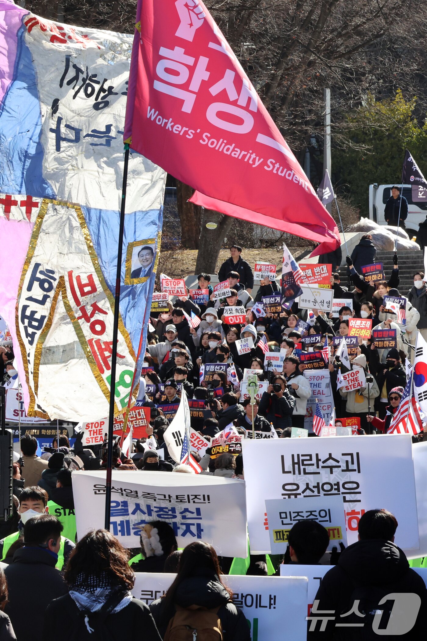본문 이미지 - 17일 서울 관악구 서울대학교 아크로폴리스 광장에서 서울대공동행동 등 진보단체와 자유민주주의를 수호하는 서울대인 등 보수단체가 윤석열 대통령 탄핵 찬성·반대 집회를 진행하고 있다. 2025.2.17/뉴스1 ⓒ News1 황기선 기자