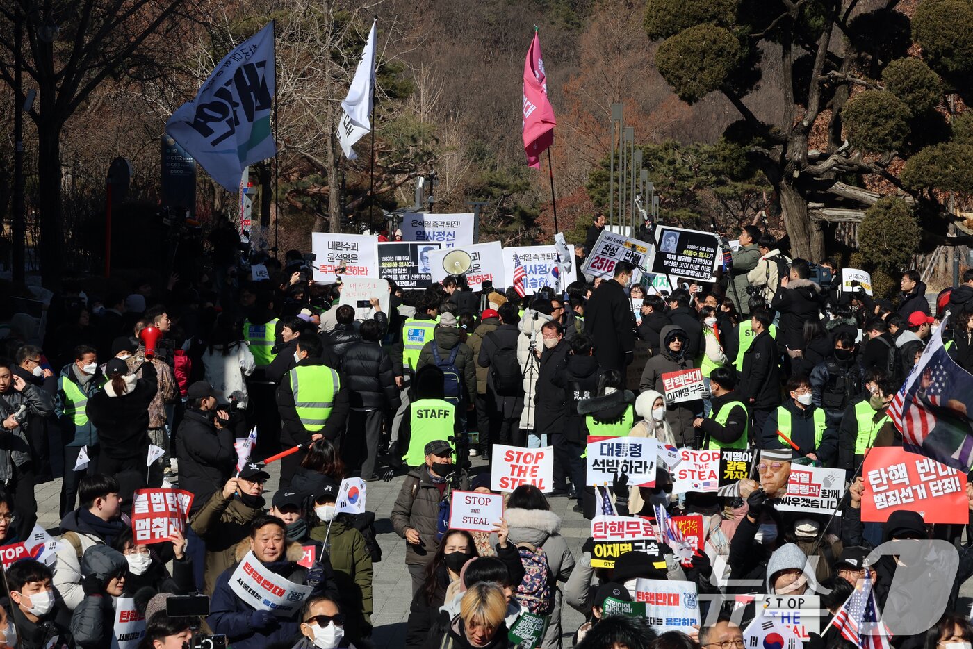본문 이미지 - 17일 서울 관악구 서울대학교 아크로폴리스 광장에서 서울대공동행동 등 진보단체와 자유민주주의를 수호하는 서울대인 등 보수단체가 윤석열 대통령 탄핵 찬성·반대 집회를 진행하고 있다. 2025.2.17/뉴스1 ⓒ News1 황기선 기자