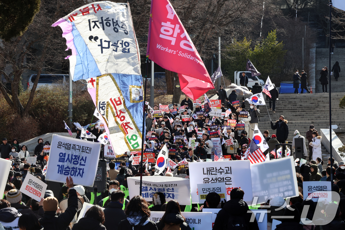 (서울=뉴스1) 황기선 기자 = 17일 서울 관악구 서울대학교 아크로폴리스 광장에서 서울대공동행동 등 진보단체와 자유민주주의를 수호하는 서울대인 등 보수단체가 윤석열 대통령 탄핵 …