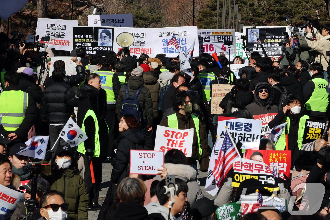 본문 이미지 - 17일 서울 관악구 서울대학교 아크로폴리스 광장에서 서울대공동행동 등 진보단체와 자유민주주의를 수호하는 서울대인 등 보수단체가 윤석열 대통령 탄핵 찬성·반대 집회를 진행하고 있다. 2025.2.17/뉴스1 ⓒ News1 황기선 기자