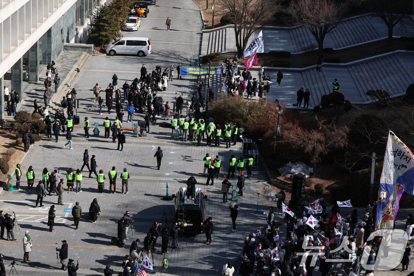 본문 이미지 - 17일 서울 관악구 서울대학교 아크로폴리스 광장에서 서울대공동행동 등 진보단체와 자유민주주의를 수호하는 서울대인 등 보수단체가 윤석열 대통령 탄핵 찬성·반대 집회를 진행하고 있다. 2025.2.17/뉴스1 ⓒ News1 황기선 기자
