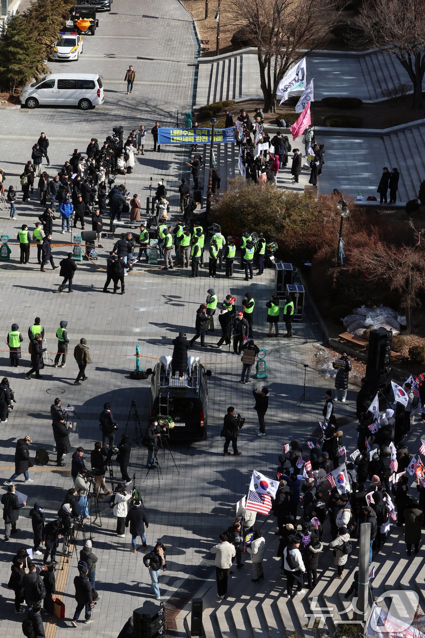 본문 이미지 - 17일 서울 관악구 서울대학교 아크로폴리스 광장에서 서울대공동행동 등 진보단체와 자유민주주의를 수호하는 서울대인 등 보수단체가 윤석열 대통령 탄핵 찬성·반대 집회를 진행하고 있다. 2025.2.17/뉴스1 ⓒ News1 황기선 기자