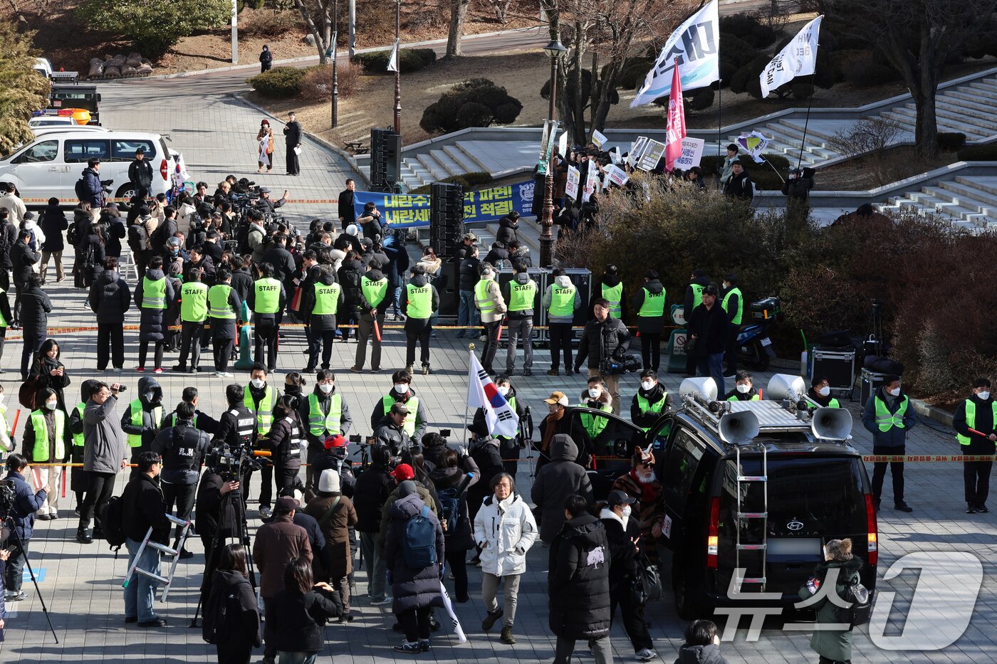 본문 이미지 - 17일 서울 관악구 서울대학교 아크로폴리스 광장에서 서울대공동행동 등 진보단체와 자유민주주의를 수호하는 서울대인 등 보수단체가 윤석열 대통령 탄핵 찬성·반대 집회를 진행하고 있다. 2025.2.17/뉴스1 ⓒ News1 황기선 기자