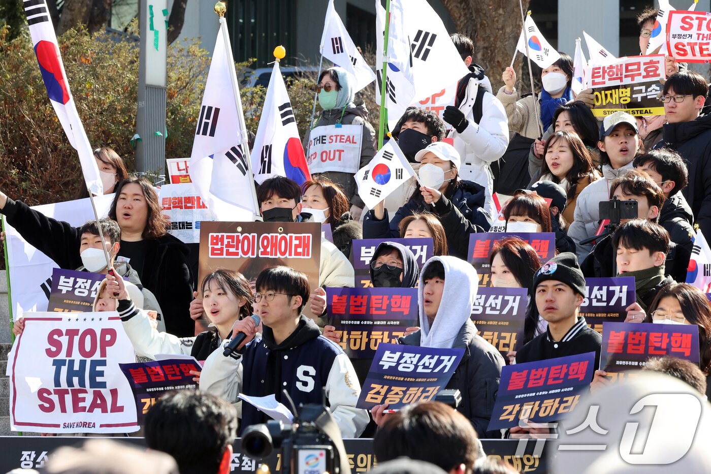 본문 이미지 - 자유민주주의를 수호하는 서울대인 등 보수단체가 17일 서울 관악구 서울대학교 아크로폴리스 광장에서 윤석열 대통령 탄핵 반대 집회를 진행하고 있다. 2025.2.17/뉴스1 ⓒ News1 황기선 기자