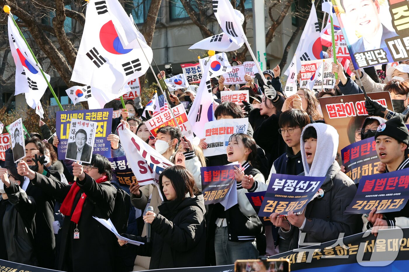 본문 이미지 - 자유민주주의를 수호하는 서울대인 등 보수단체가 17일 서울 관악구 서울대학교 아크로폴리스 광장에서 윤석열 대통령 탄핵 반대 집회를 진행하고 있다. 2025.2.17/뉴스1 ⓒ News1 황기선 기자