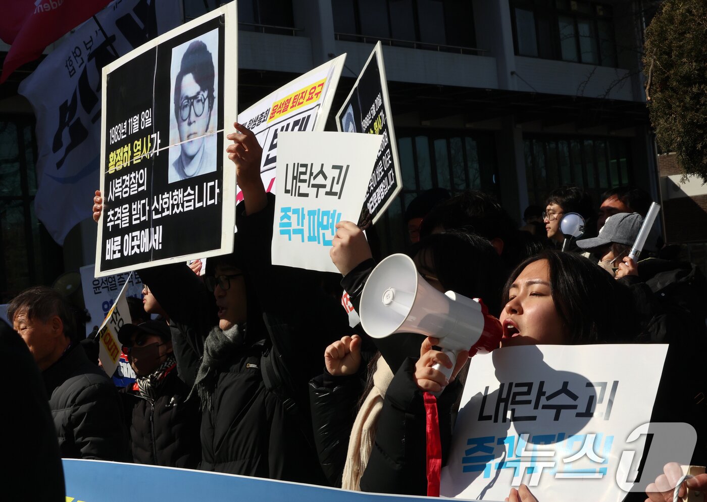 본문 이미지 - 서울대공동행동 등 진보단체가 17일 서울 관악구 서울대학교 아크로폴리스 광장에서 윤석열 대통령 탄핵 찬성 집회를 진행하고 있다. 2025.2.17/뉴스1 ⓒ News1 황기선 기자