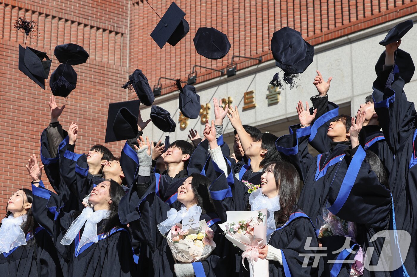 본문 이미지 - 17일 서울 동작구 중앙대학교에서 열린 &#39;2024학년도 전기 학위수여식&#39;에서 예술대학 졸업생들이 학사모를 던지며 졸업의 기쁨을 만끽하고 있다. 2025.2.17/뉴스1 ⓒ News1 민경석 기자