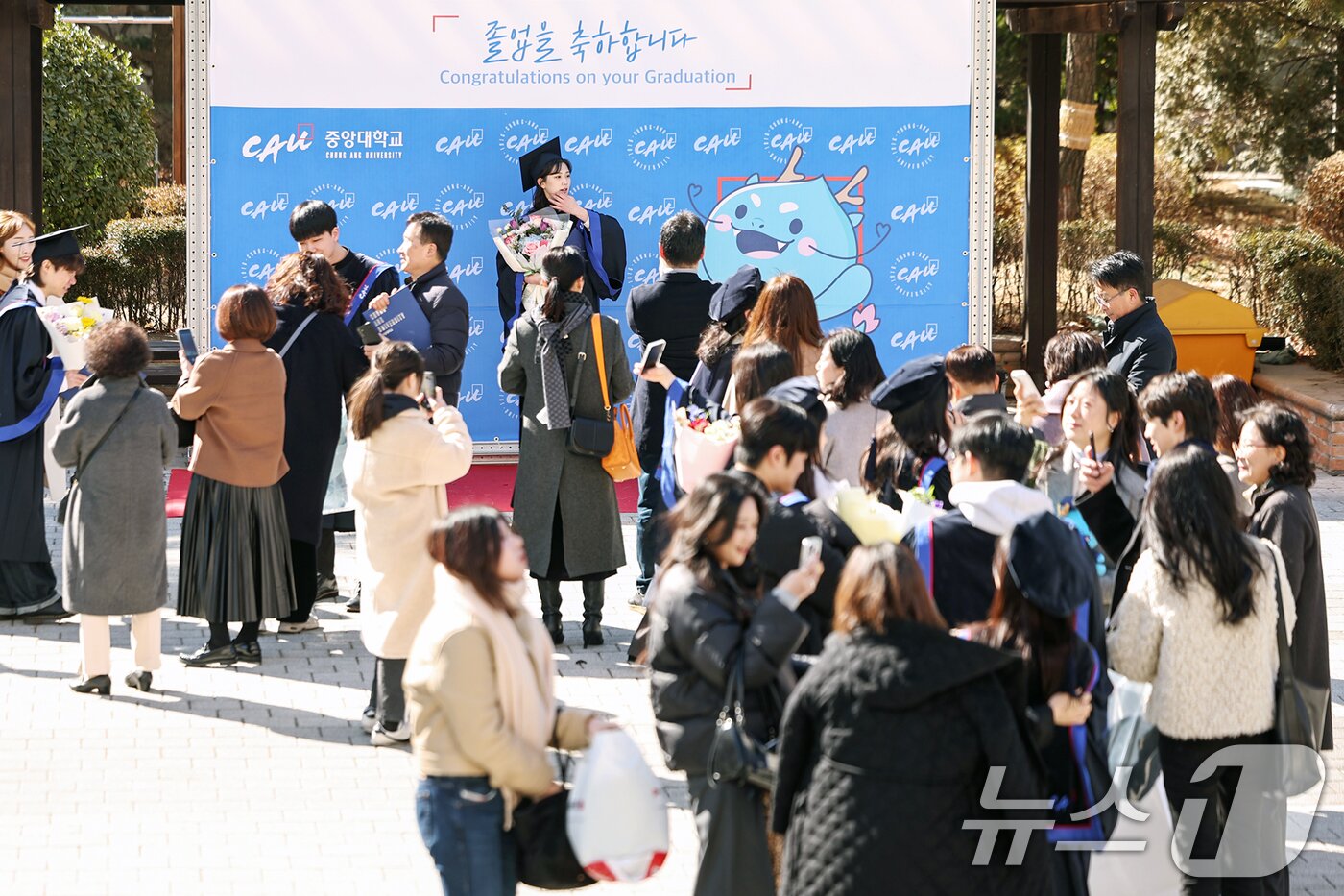 본문 이미지 - 17일 서울 동작구 중앙대학교에서 열린 &#39;2024학년도 전기 학위수여식&#39;에서 졸업생과 가족들이 기념촬영을 하고 있다. 2025.2.17/뉴스1 ⓒ News1 민경석 기자