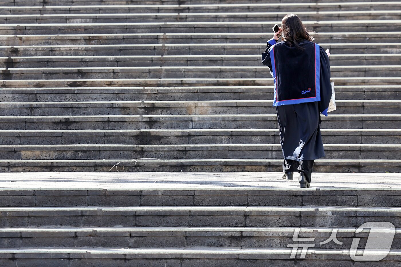 본문 이미지 - 17일 서울 동작구 중앙대학교에서 열린 &#39;2024학년도 전기 학위수여식&#39;에 참석한 한 졸업생이 졸업식장으로 향하고 있다. 2025.2.17/뉴스1 ⓒ News1 민경석 기자