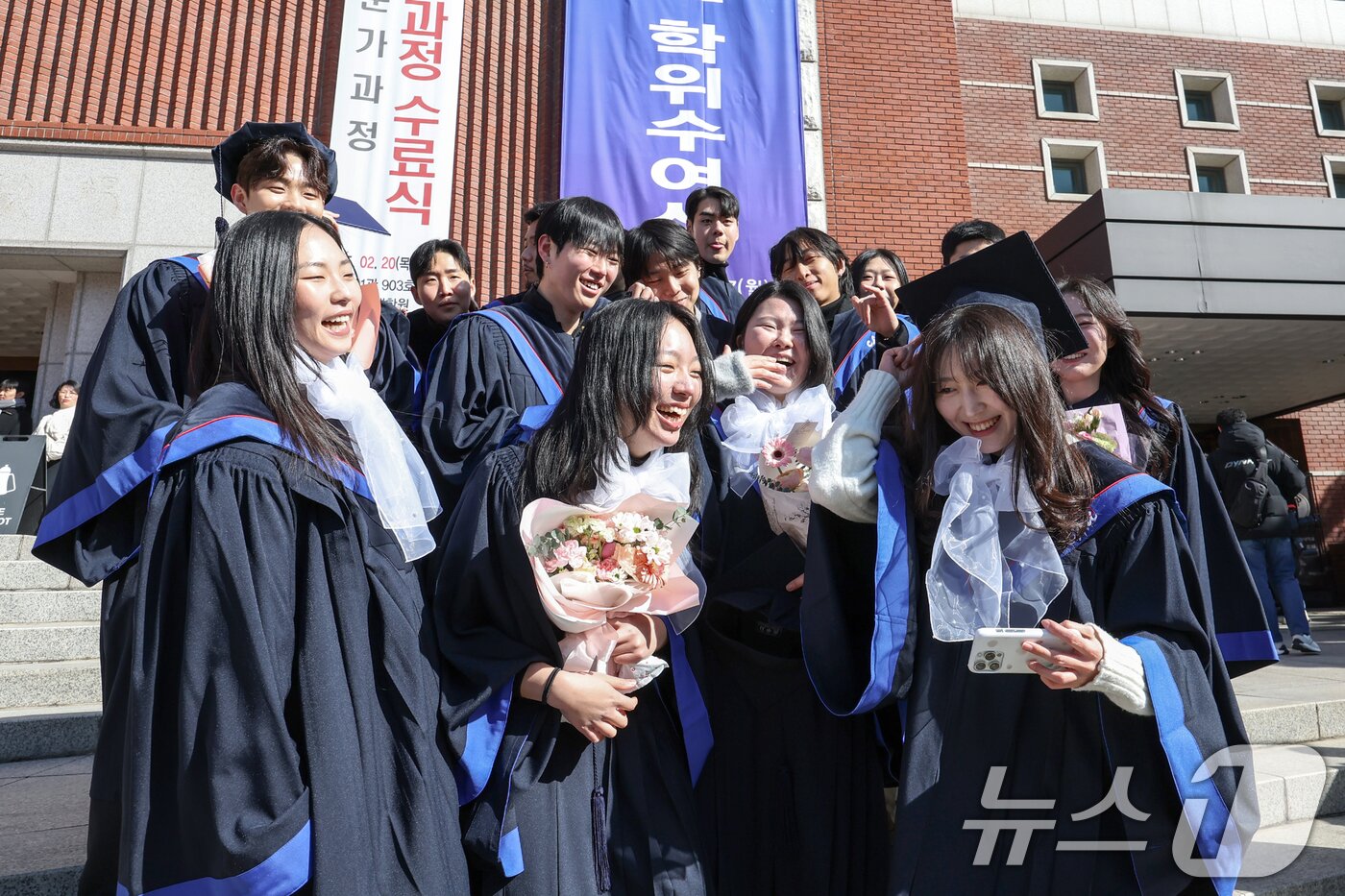 본문 이미지 - 17일 서울 동작구 중앙대학교에서 열린 &#39;2024학년도 전기 학위수여식&#39;에서 예술대학 졸업생들이 기념촬영을 하고 있다. 2025.2.17/뉴스1 ⓒ News1 민경석 기자