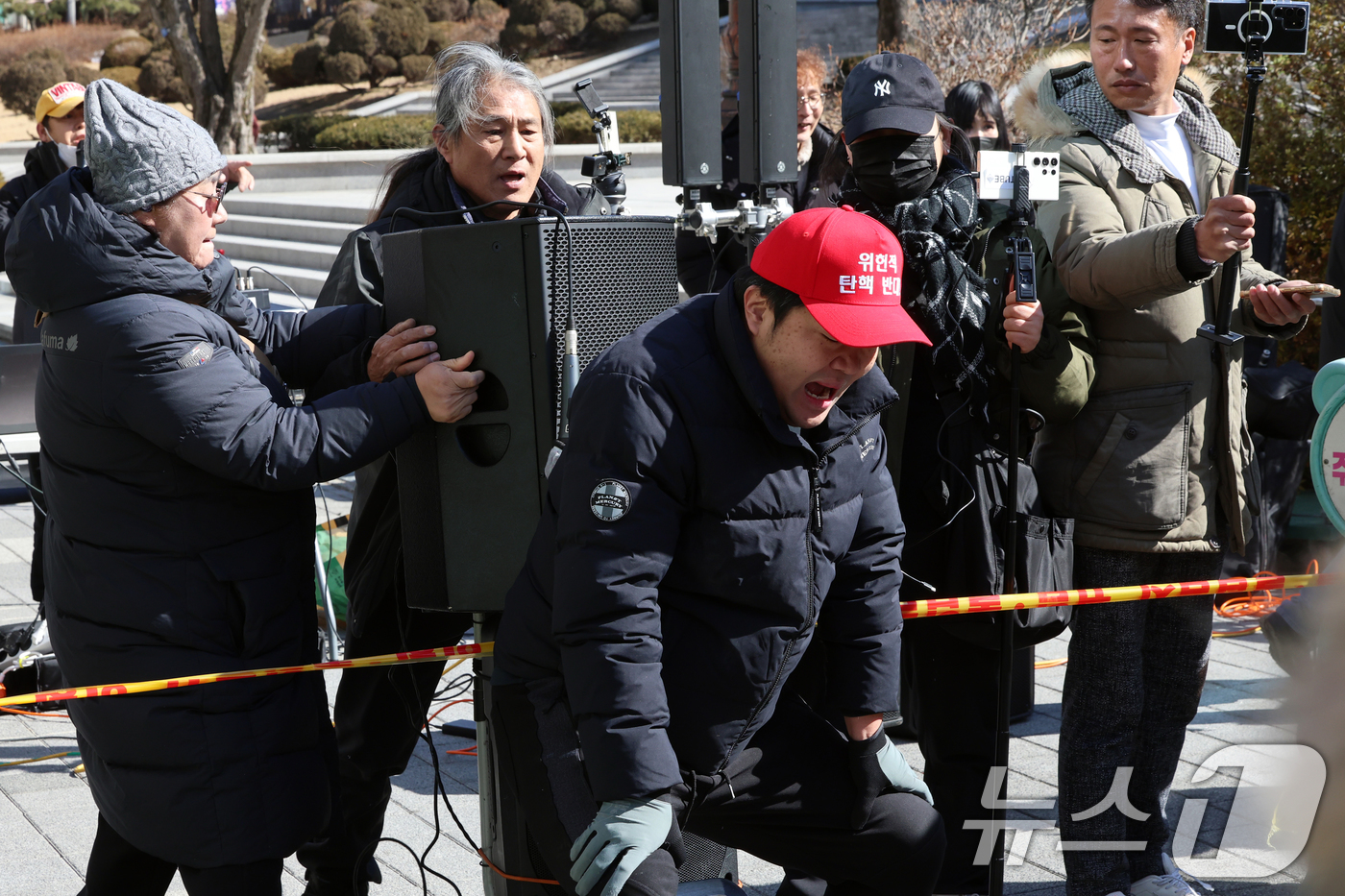 (서울=뉴스1) 황기선 기자 = 윤석열 대통령 탄핵 찬성·반대 집회가 열린 17일 서울 관악구 서울대학교 아크로폴리스 광장에서 자유민주주의를 수호하는 서울대인 등 보수단체가 서울대 …