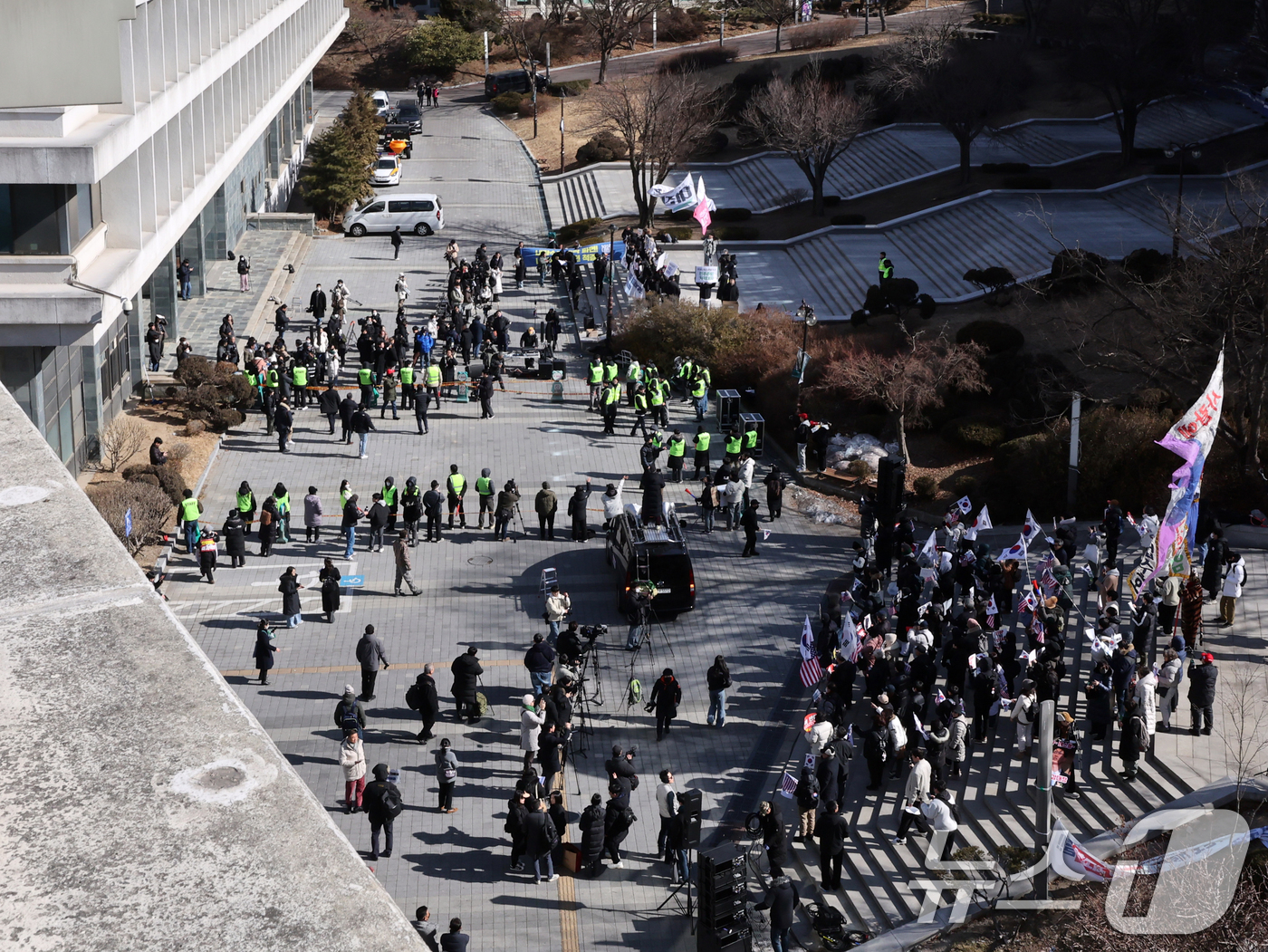 (서울=뉴스1) 황기선 기자 = 17일 서울 관악구 서울대학교 아크로폴리스 광장에서 서울대공동행동 등 진보단체와 자유민주주의를 수호하는 서울대인 등 보수단체가 윤석열 대통령 탄핵 …
