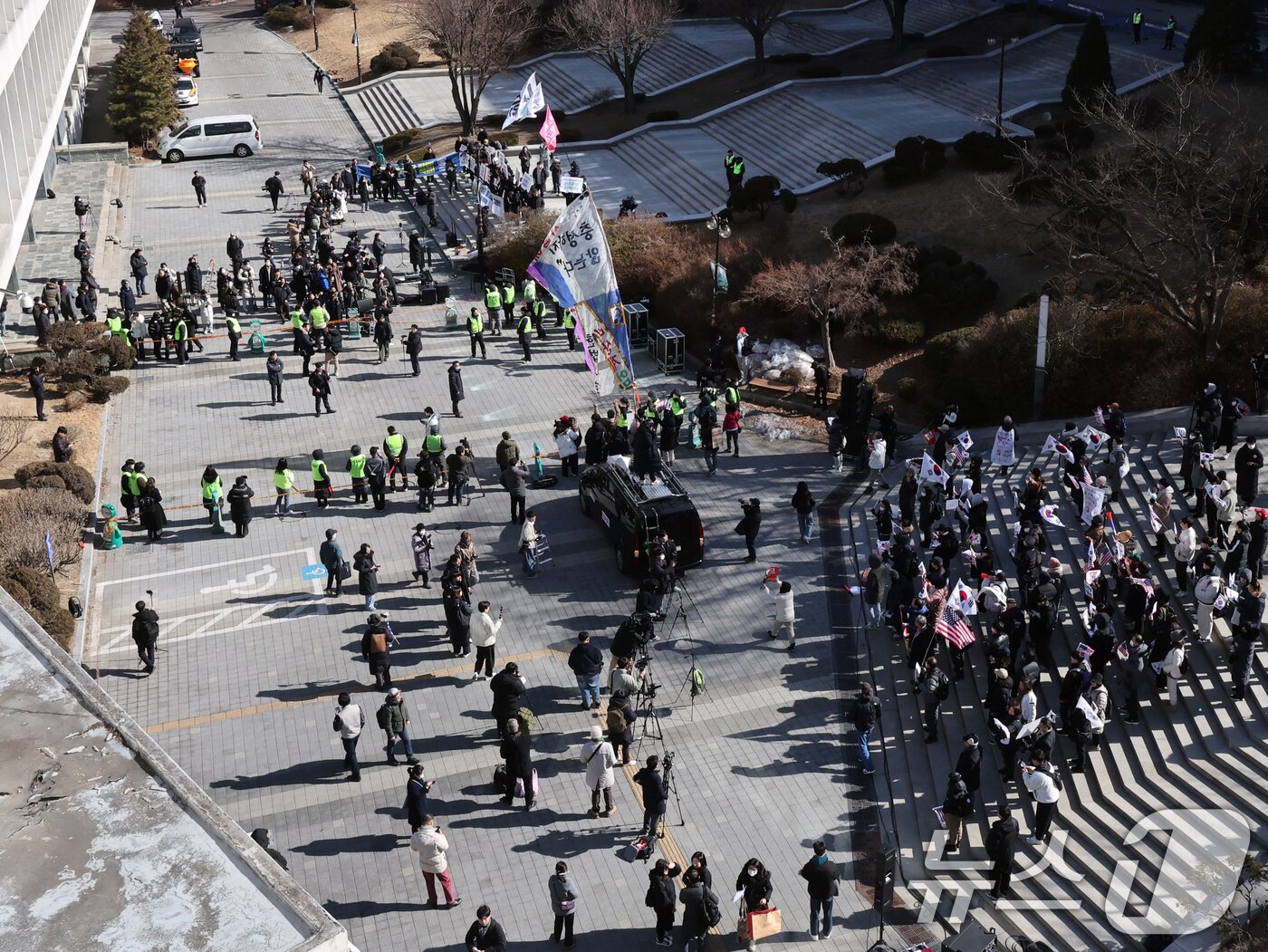 본문 이미지 - 17일 서울 관악구 서울대학교 아크로폴리스 광장에서 서울대공동행동 등 진보단체와 자유민주주의를 수호하는 서울대인 등 보수단체가 윤석열 대통령 탄핵 찬성·반대 집회를 진행하고 있다. 2025.2.17/뉴스1 ⓒ News1 황기선 기자