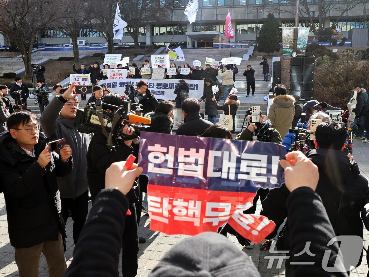 (서울=뉴스1) 황기선 기자 = 17일 서울 관악구 서울대학교 아크로폴리스 광장에서 서울대공동행동 등 진보단체와 자유민주주의를 수호하는 서울대인 등 보수단체가 윤석열 대통령 탄핵 …