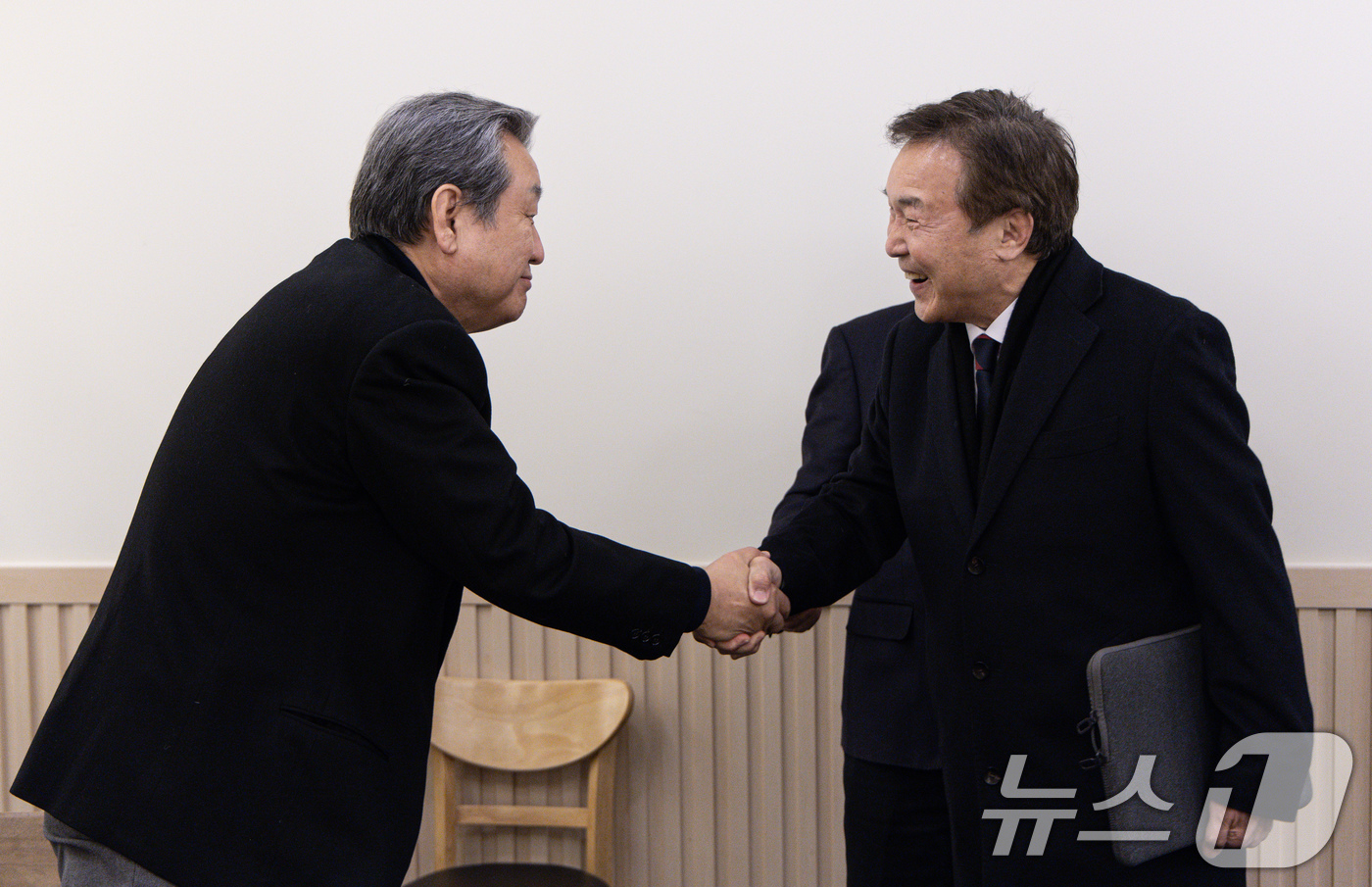 (서울=뉴스1) 이재명 기자 = 손학규 전 민주당 대표(오른쪽)와 김무성 전 새누리당 대표가 17일 오후 서울 여의도의 한 식당에서 열린 '나라를 걱정하는 원로모임' 제4차 간담회 …