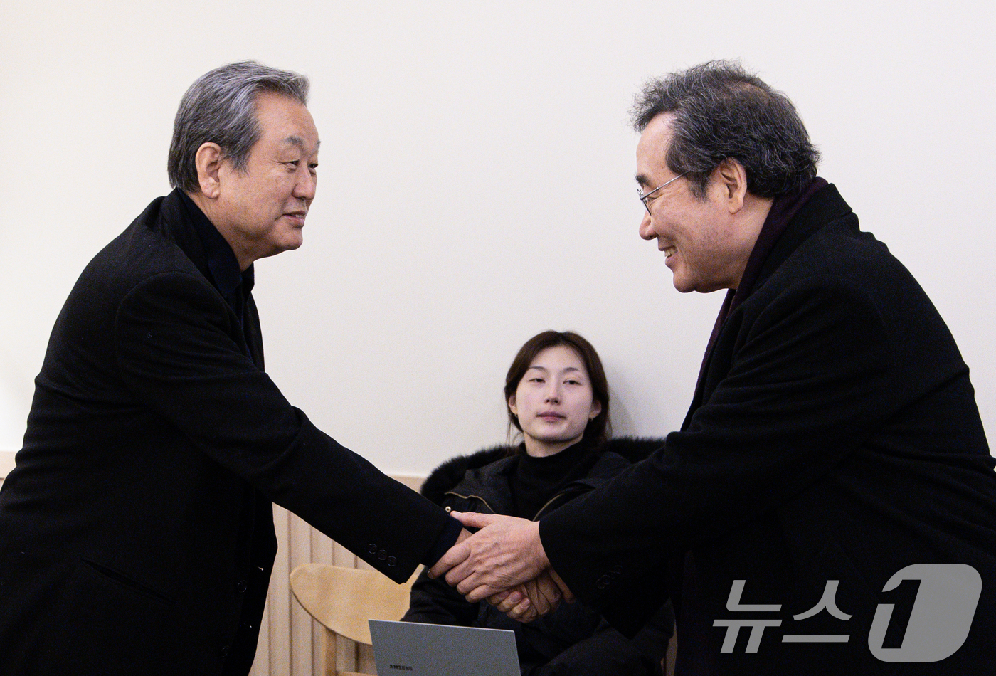 (서울=뉴스1) 이재명 기자 = 이낙연 전 국무총리(오른쪽)와 김무성 전 새누리당 대표가 17일 오후 서울 여의도의 한 식당에서 열린 '나라를 걱정하는 원로모임' 제4차 간담회에서 …