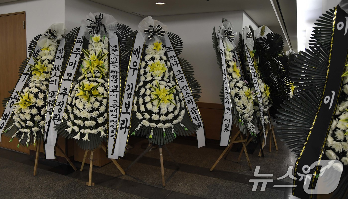 (서울=뉴스1) 사진공동취재단 = 17일 서울 송파구 서울아산병원 장례식장에 마련된 배우 김새론의 빈소에 동료 등이 보낸 근조화환이 놓여 있다. 2025.2.17/뉴스1