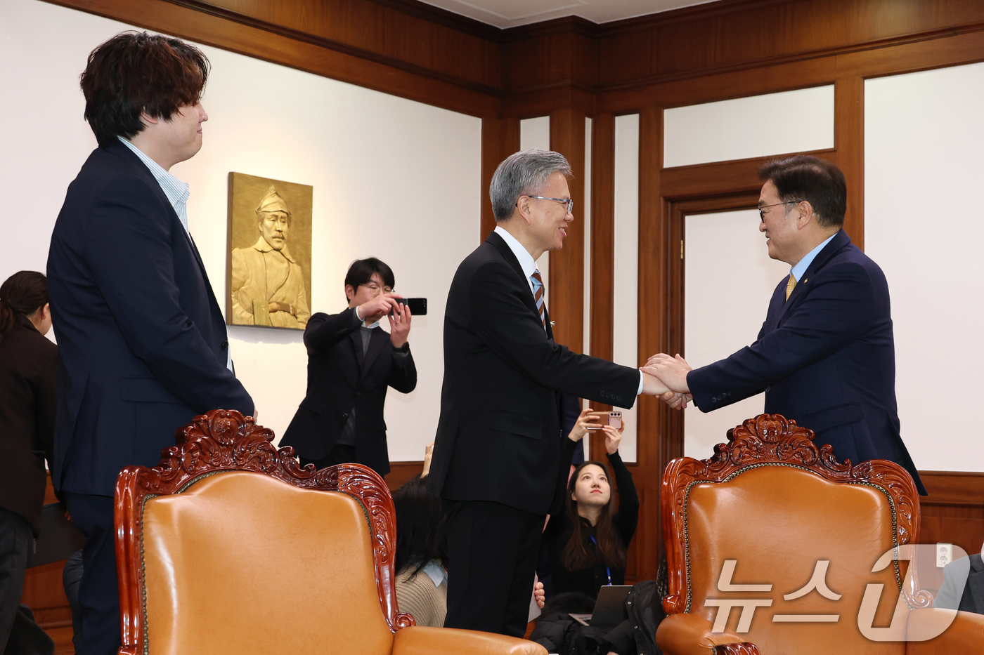(서울=뉴스1) 이광호 기자 = 우원식 국회의장(오른쪽)이 17일 오후 서울 여의도 국회에서 가진 의정갈등 관련 면담에서 김택우 대한의사협회장과 인사나누고 있다. 왼쪽은 박단 대한 …