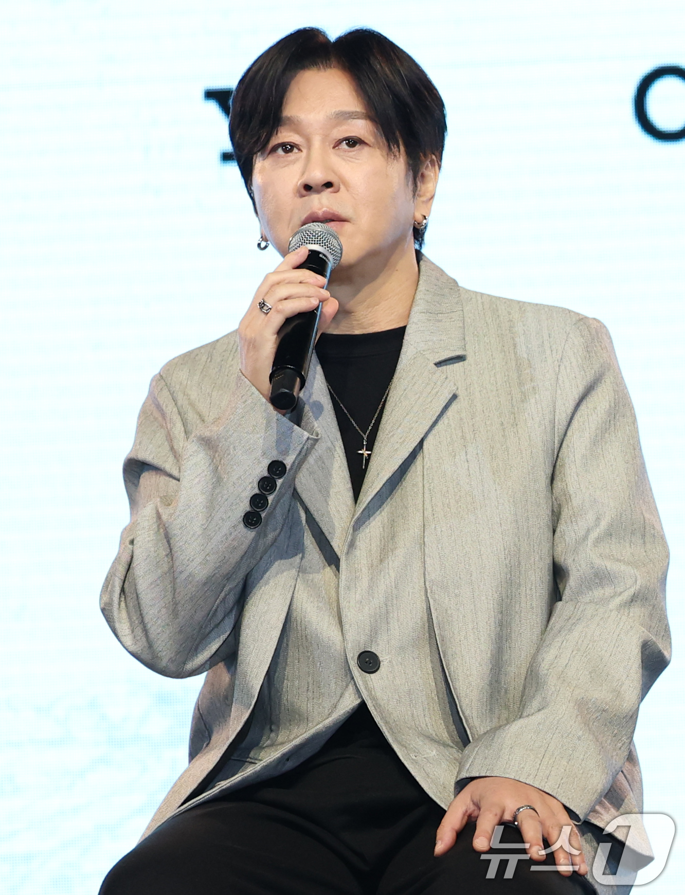 (서울=뉴스1) 권현진 기자 = 록밴드 YB 윤도현이 17일 서울 마포구 롤링홀에서 가진 새 EP 앨범 ‘Odyssey’ 쇼케이스에서 "암 투병 중 메탈 음악을 많이 들으며 힐링했 …