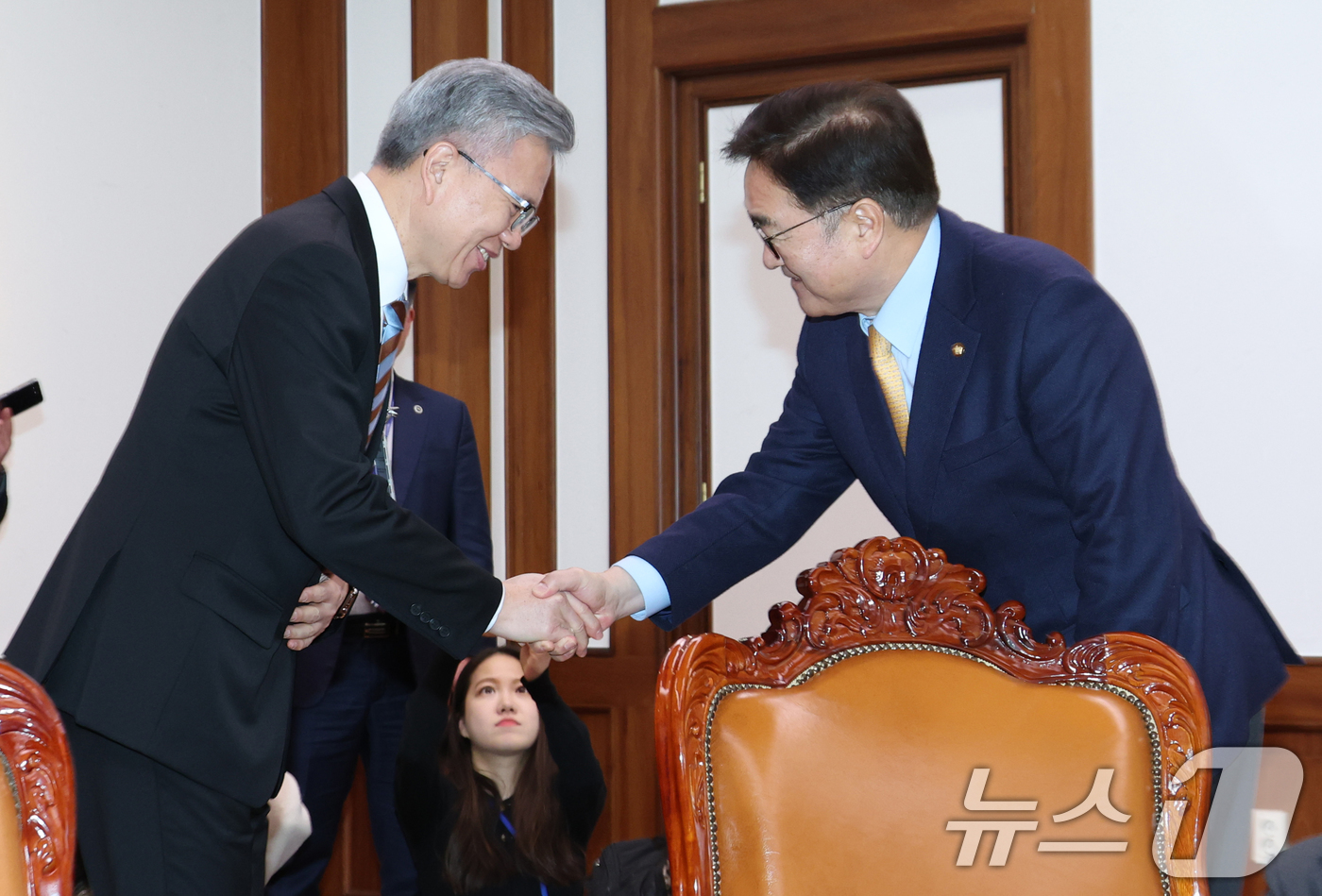 (서울=뉴스1) 이광호 기자 = 우원식 국회의장(오른쪽)이 17일 오후 서울 여의도 국회에서 가진 의정갈등 관련 면담에서 김택우 대한의사협회장과 인사나누고 있다. 2025.2.17 …
