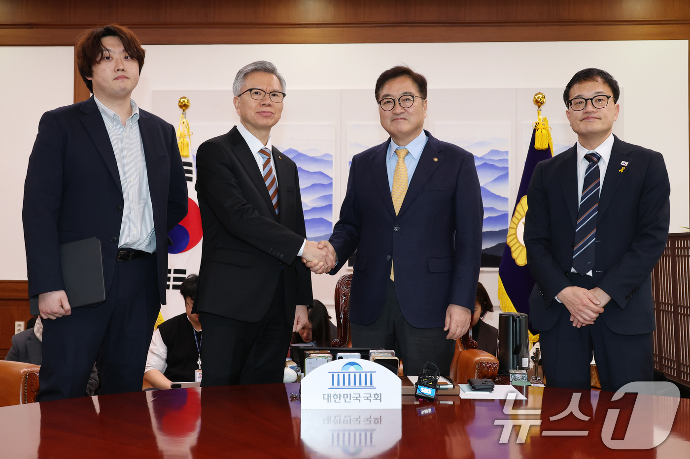(서울=뉴스1) 이광호 기자 = 우원식 국회의장이 17일 오후 서울 여의도 국회에서 가진 의정갈등 관련 면담에서 김택우 대한의사협회장과 인사나누고 있다.왼쪽부터 박단 대한전공의협의 …