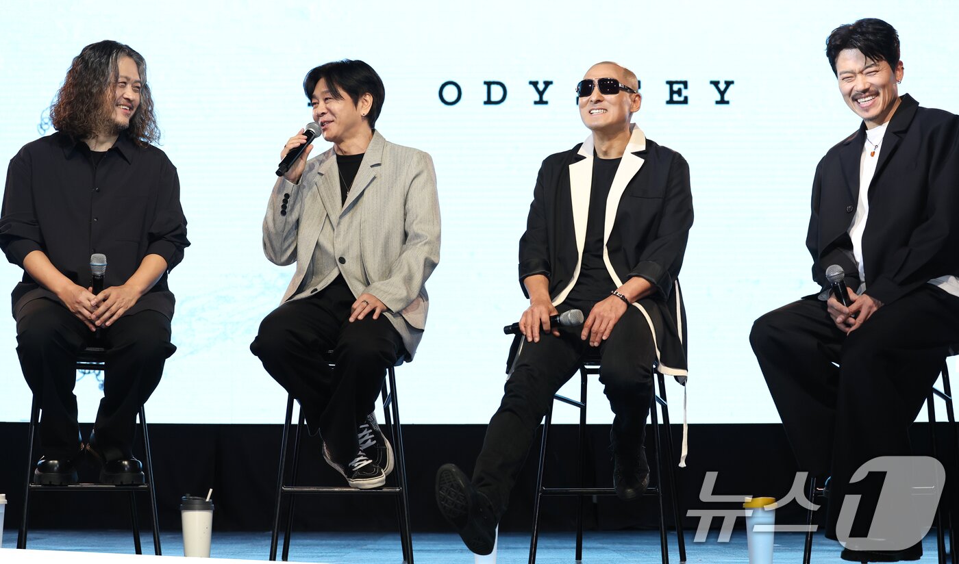 본문 이미지 - 록밴드 YB 허준&#40;왼쪽부터&#41;과 윤도현, 김진원, 박태희가 17일 서울 마포구 롤링홀에서 가진 새 EP 앨범 ‘Odyssey’ 쇼케이스에서 곡 소개를 하며 미소를 짓고 있다. 2025.2.17/뉴스1 ⓒ News1 권현진 기자
