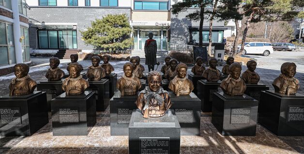'피해자 후원금 횡령' 윤미향 사면에 '나눔의 집', 결국 침묵 선택