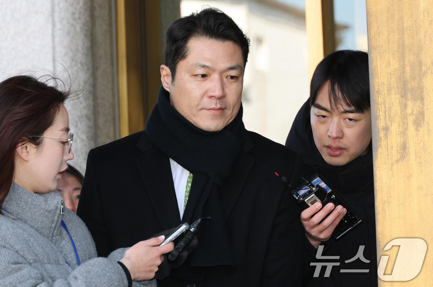 (서울=뉴스1) 김성진 기자 = 최재훈 서울중앙지검 반부패수사2부 부장검사가 17일 서울 종로구 헌법재판소에서 열린 탄핵심판 1차 변론에 출석하고 있다. (공동취재) 2025.2. …