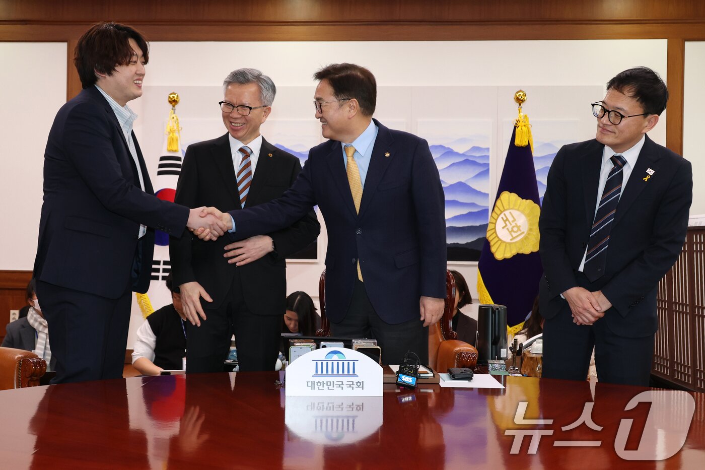 본문 이미지 - 우원식 국회의장이 17일 오후 서울 여의도 국회에서 가진 의정갈등 관련 면담에서 박단 대한전공의협의회 비상대책위원장과 인사나누고 있다. 왼쪽부터 박 비대위원장, 김택우 대한의사협회장, 우 의장, 박주민 국회 보건복지위원장. 2025.2.17/뉴스1 ⓒ News1 이광호 기자
