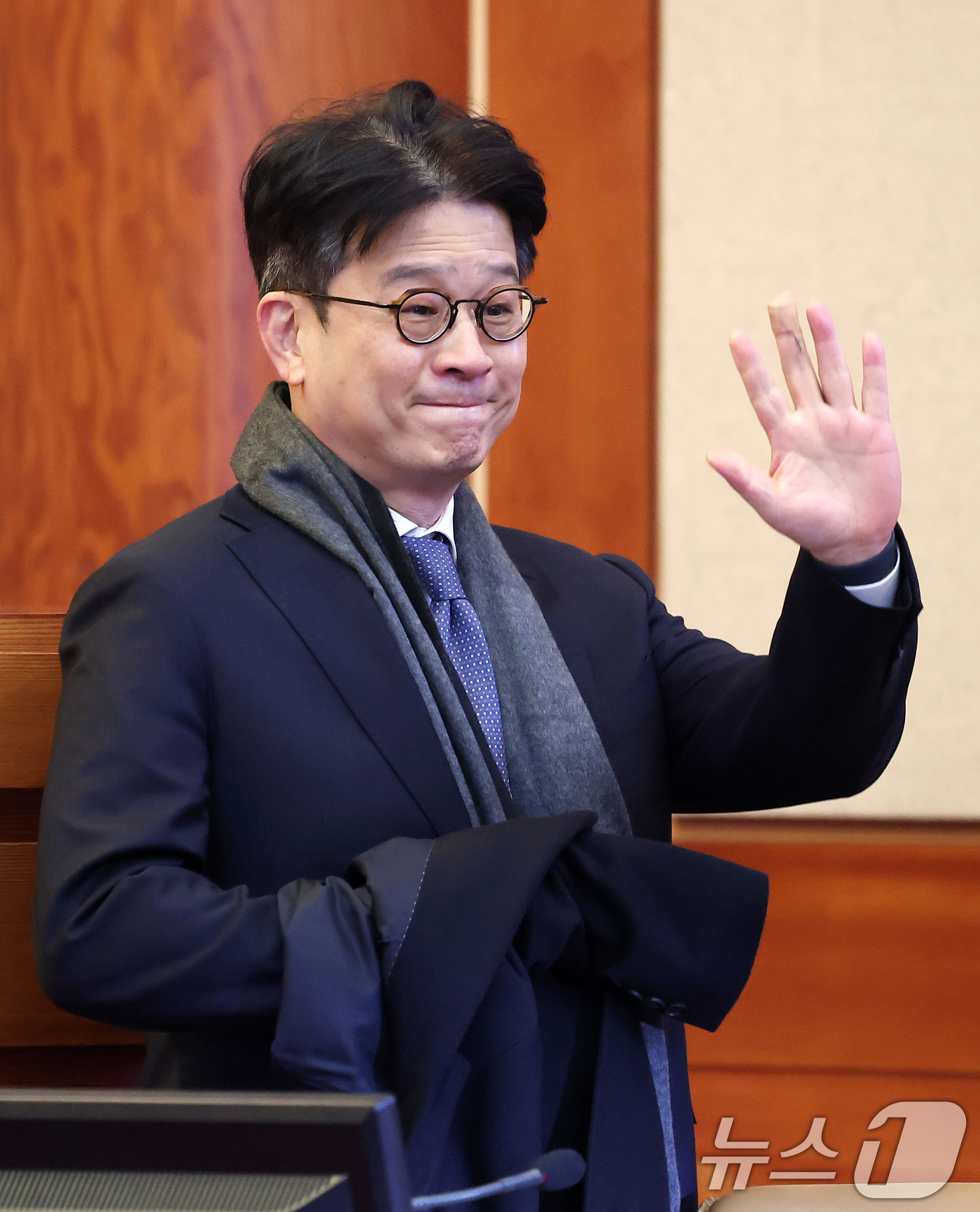 (서울=뉴스1) 김성진 기자 = 이창수 서울중앙지검장이 17일 오후 서울 종로구 헌법재판소 대심판정에서 열린 이창수 서울중앙지검장, 조상원 중앙지검 4차장, 최재훈 중앙지검 반부패 …