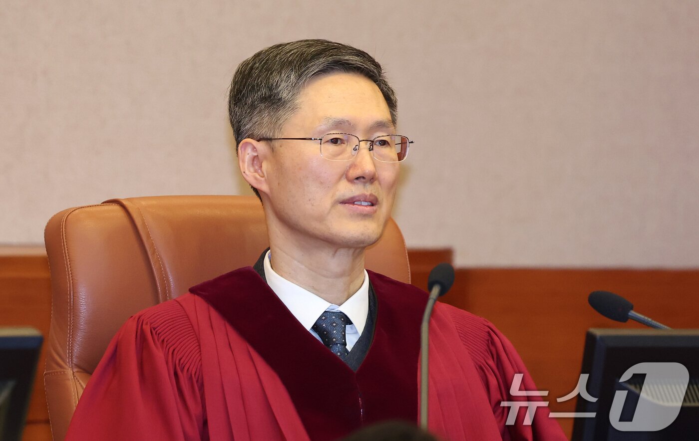 본문 이미지 - 문형배 헌법재판소 소장 권한대행이 17일 오후 서울 종로구 헌법재판소 대심판정에서 열린 이창수 서울중앙지검장, 조상원 중앙지검 4차장, 최재훈 중앙지검 반부패수사2부장 탄핵 심판 첫 정식 변론에 참석해 자리하고 있다. 2025.2.17/뉴스1 ⓒ News1 김성진 기자