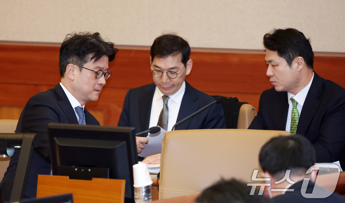 (서울=뉴스1) 김성진 기자 = 이창수 서울중앙지검장(왼쪽부터), 조상원 중앙지검 4차장, 최재훈 중앙지검 반부패수사2부장이 17일 오후 서울 종로구 헌법재판소 대심판정에서 열린 …