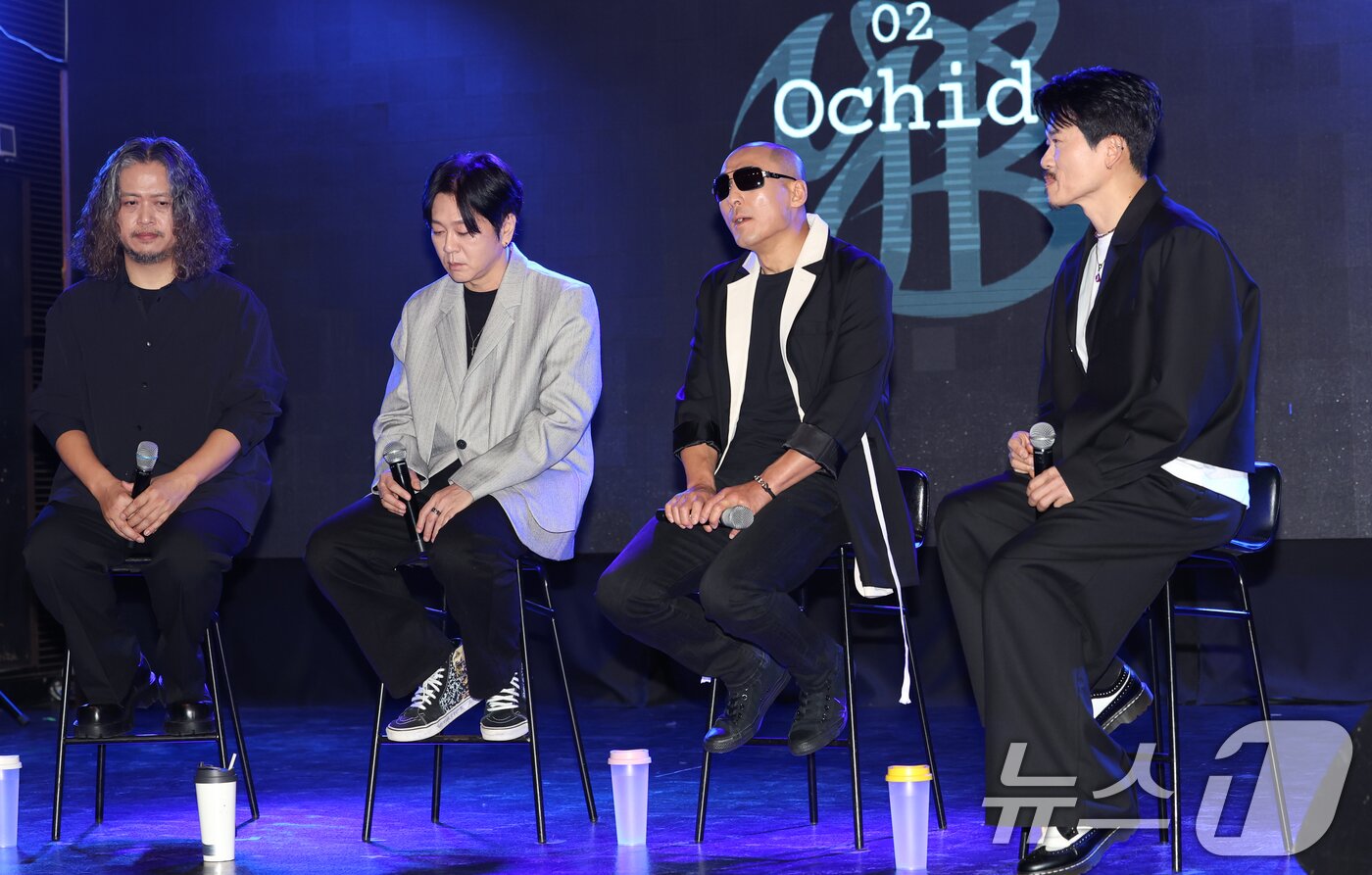 본문 이미지 - 록밴드 YB 허준(왼쪽부터)과 윤도현, 김진원, 박태희가 17일 서울 마포구 롤링홀에서 가진 새 EP 앨범 ‘Odyssey’ 쇼케이스에서 신곡을 선보이고 있다. 2025.2.17/뉴스1 ⓒ News1 권현진 기자