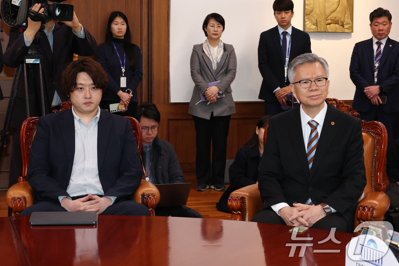 (서울=뉴스1) 이광호 기자 = 김택우 대한의사협회장(오른쪽)과 박단 대한전공의협의회 비상대책위원장이 17일 오후 서울 여의도 국회에서 가진 의정갈등 관련 우원식 국회의장과의 면담 …