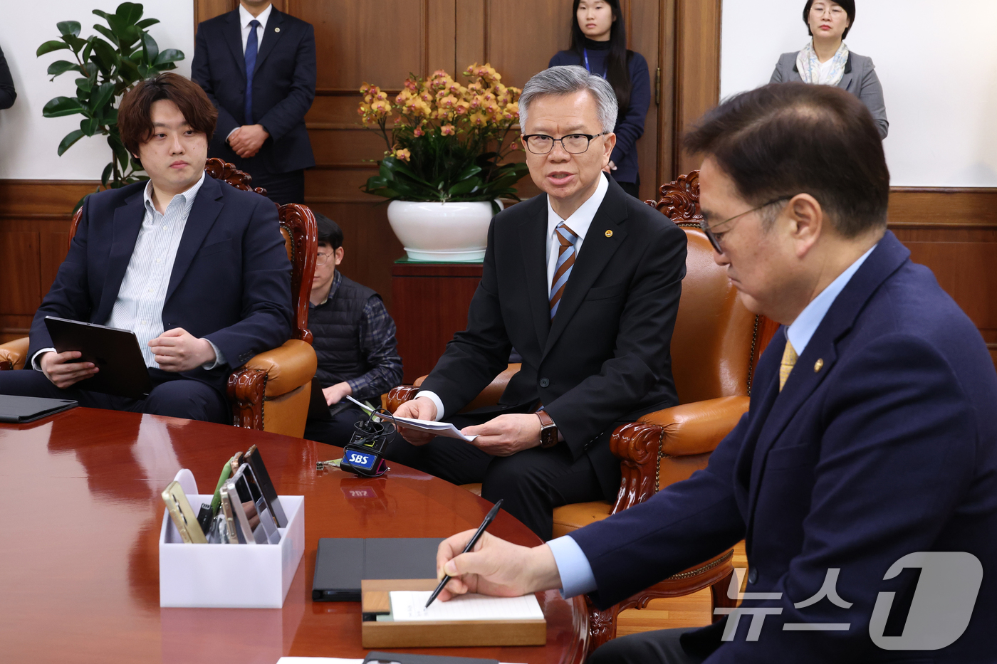 (서울=뉴스1) 이광호 기자 = 김택우 대한의사협회장(가운데)이 17일 오후 서울 여의도 국회에서 가진 의정갈등 관련 우원식 국회의장과의 면담에서 발언하고 있다. 왼쪽은 박단 대한 …