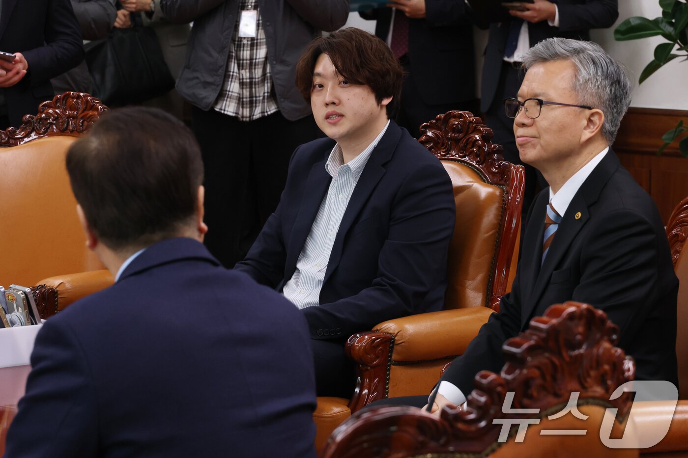 본문 이미지 - 박단 대한전공의협의회 비상대책위원장(가운데)이 17일 오후 서울 여의도 국회에서 가진 의정갈등 관련 우원식 국회의장과의 면담에서 발언하고 있다. 2025.2.17/뉴스1 ⓒ News1 이광호 기자