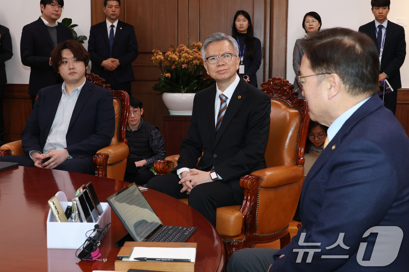 (서울=뉴스1) 이광호 기자 = 김택우 대한의사협회장(가운데)과 박단 대한전공의협의회 비상대책위원장이 17일 오후 서울 여의도 국회에서 가진 의정갈등 관련 우원식 국회의장과의 면담 …