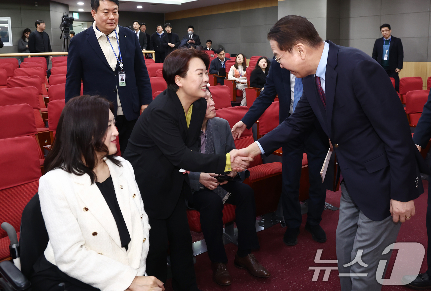 (서울=뉴스1) 김민지 기자 = 권영세 국민의힘 비상대책위원장이 17일 오후 서울 여의도 국회의원회관에서 열린 '창립 30주년 여의도연구원 연속토론회, 국민 위에 군림하는 국가기관 …