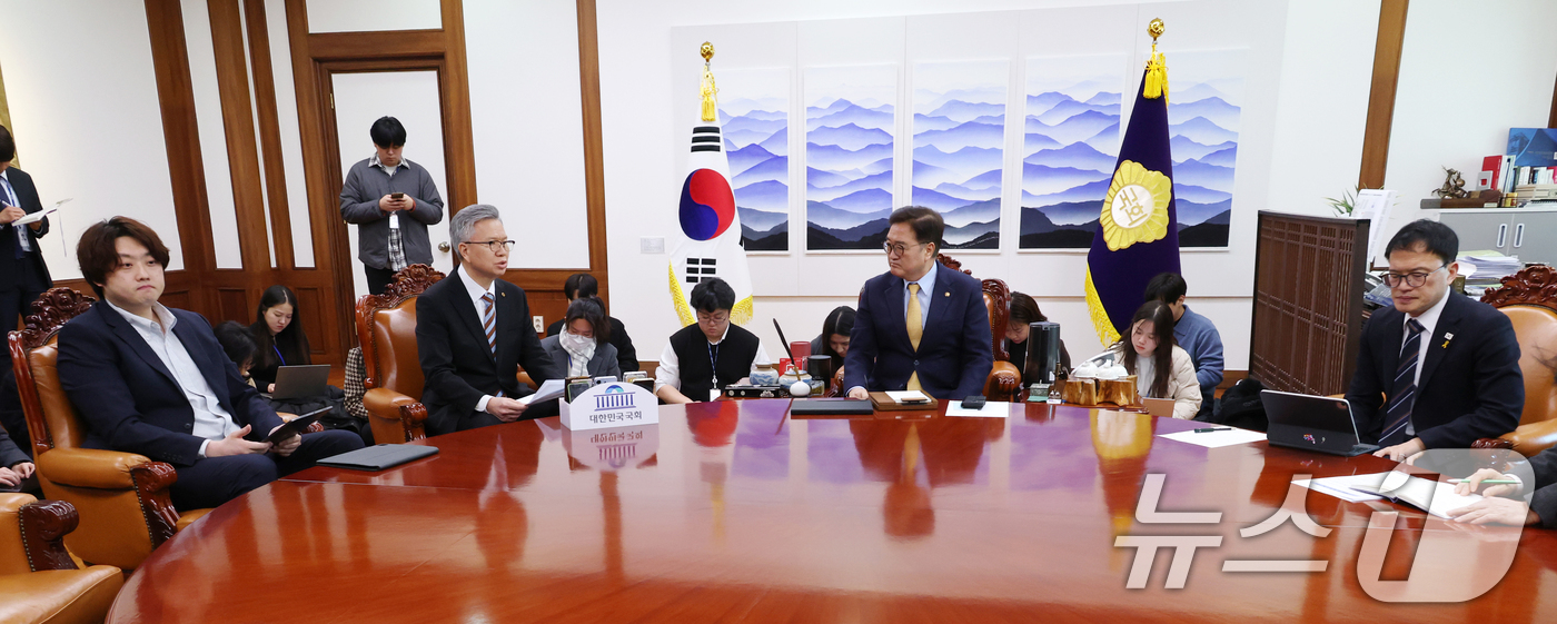 (서울=뉴스1) 이광호 기자 = 우원식 국회의장이 17일 오후 서울 여의도 국회에서 김택우 대한의사협회장, 박단 대한전공의협의회 비상대책위원장, 박주민 보건복지위원장과 의정갈등 관 …