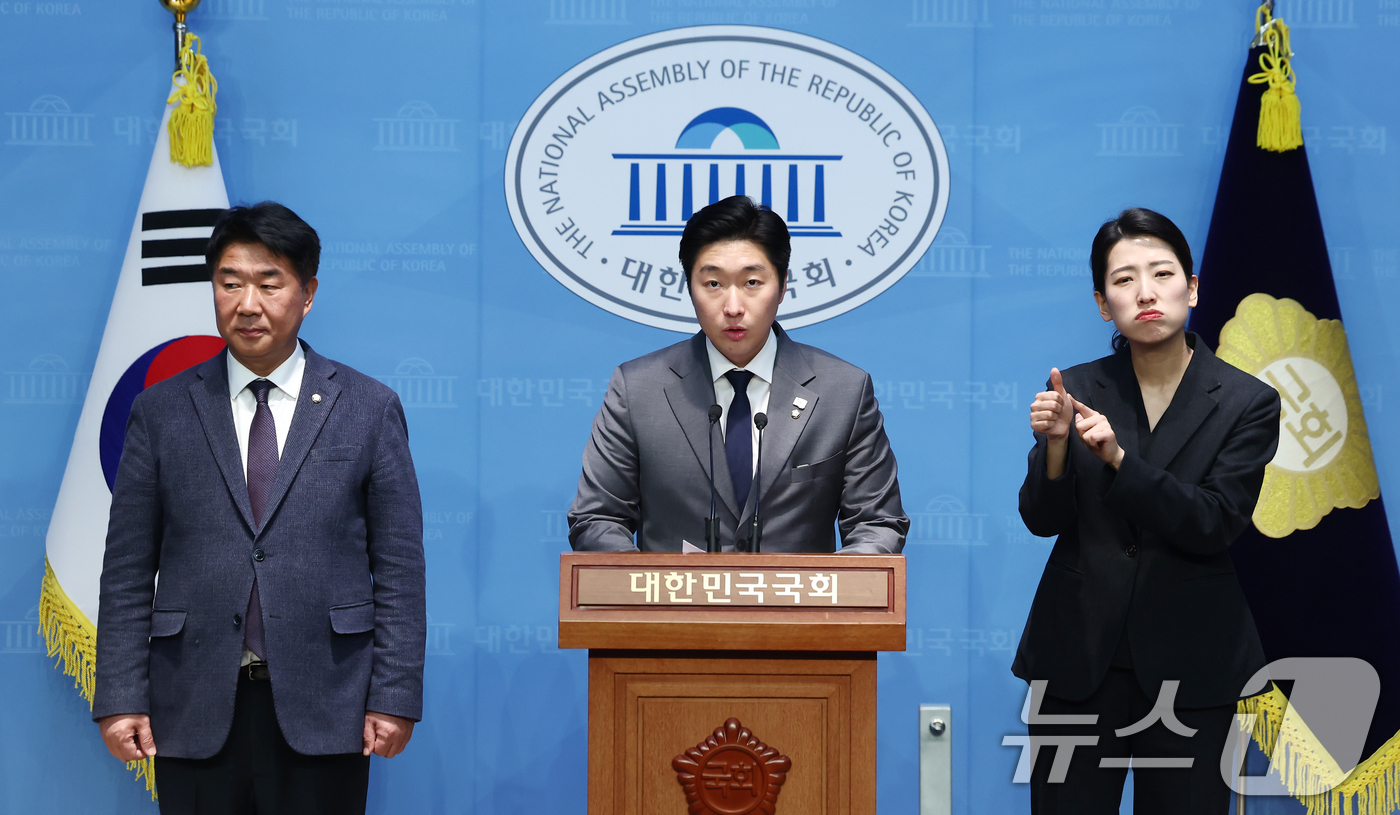 (서울=뉴스1) 김민지 기자 = 김용만 더불어민주당 의원이 17일 오후 서울 여의도 국회 소통관에서 김문수 고용노동부 장관의 백범 김구 중국 국적 모욕 발언에 대한 입장 발표 기자 …