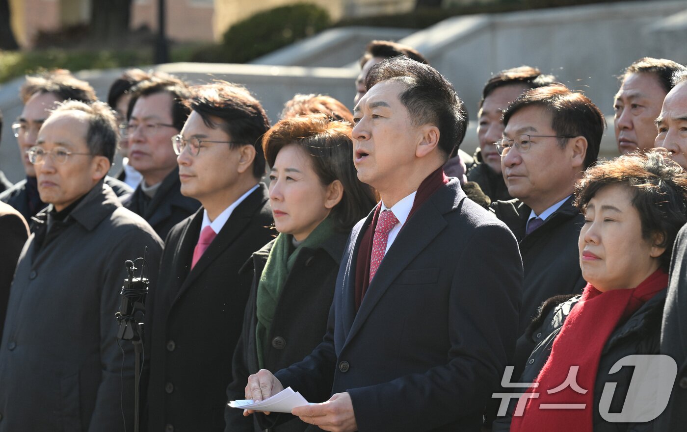 본문 이미지 - 17일 서울 종로구 헌법재판소 앞에서 김기현, 나경원, 윤상현 국민의힘 의원을 비롯한 여당 의원들이 윤석열 대통령 최소한 방어권 보장 촉구 및 불공정성 규탄과 관련해 헌법재판소 사무처장을 면담하기에 앞서 기자회견을 하고 있다. &#40;공동취재&#41; 2025.2.17/뉴스1 ⓒ News1 김성진 기자