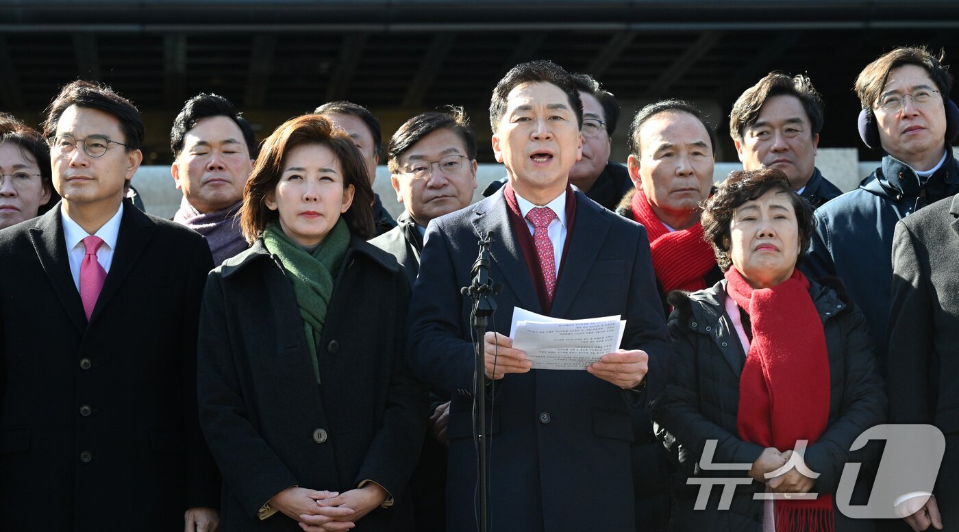 본문 이미지 - 지난해 2월 서울 종로구 헌법재판소 앞에서 김기현, 나경원, 윤상현 국민의힘 의원을 비롯한 여당 의원들이 윤석열 대통령 최소한 방어권 보장 촉구 및 불공정성 규탄과 관련해 헌법재판소 사무처장을 면담하기에 앞서 기자회견을 하고 있다. (공동취재) 2025.2.17 ⓒ 뉴스1 김성진 기자
