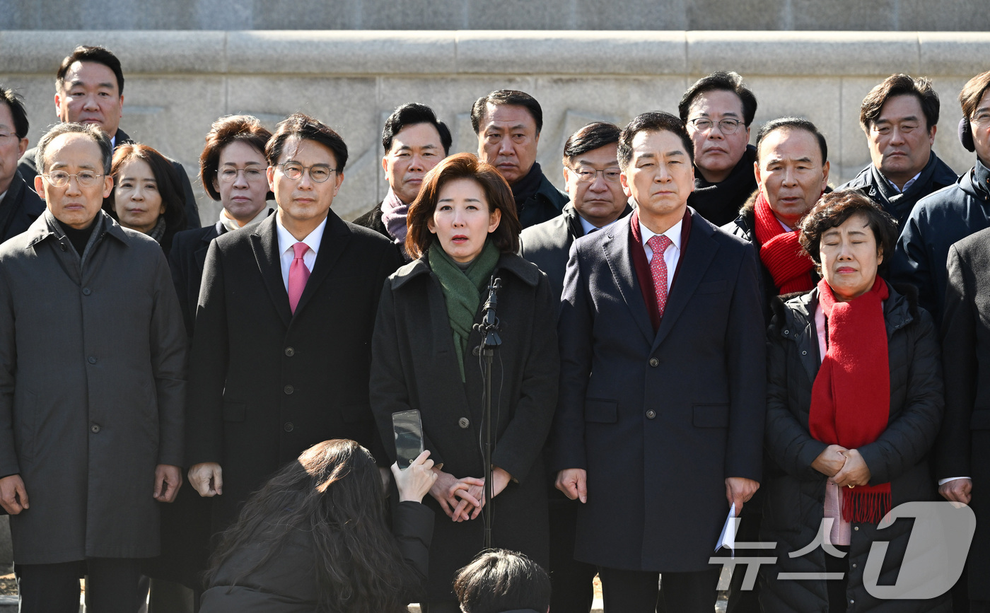 (서울=뉴스1) 김성진 기자 = 17일 서울 종로구 헌법재판소 앞에서 김기현, 나경원, 윤상현 국민의힘 의원을 비롯한 여당 의원들이 윤석열 대통령 최소한 방어권 보장 촉구 및 불공 …