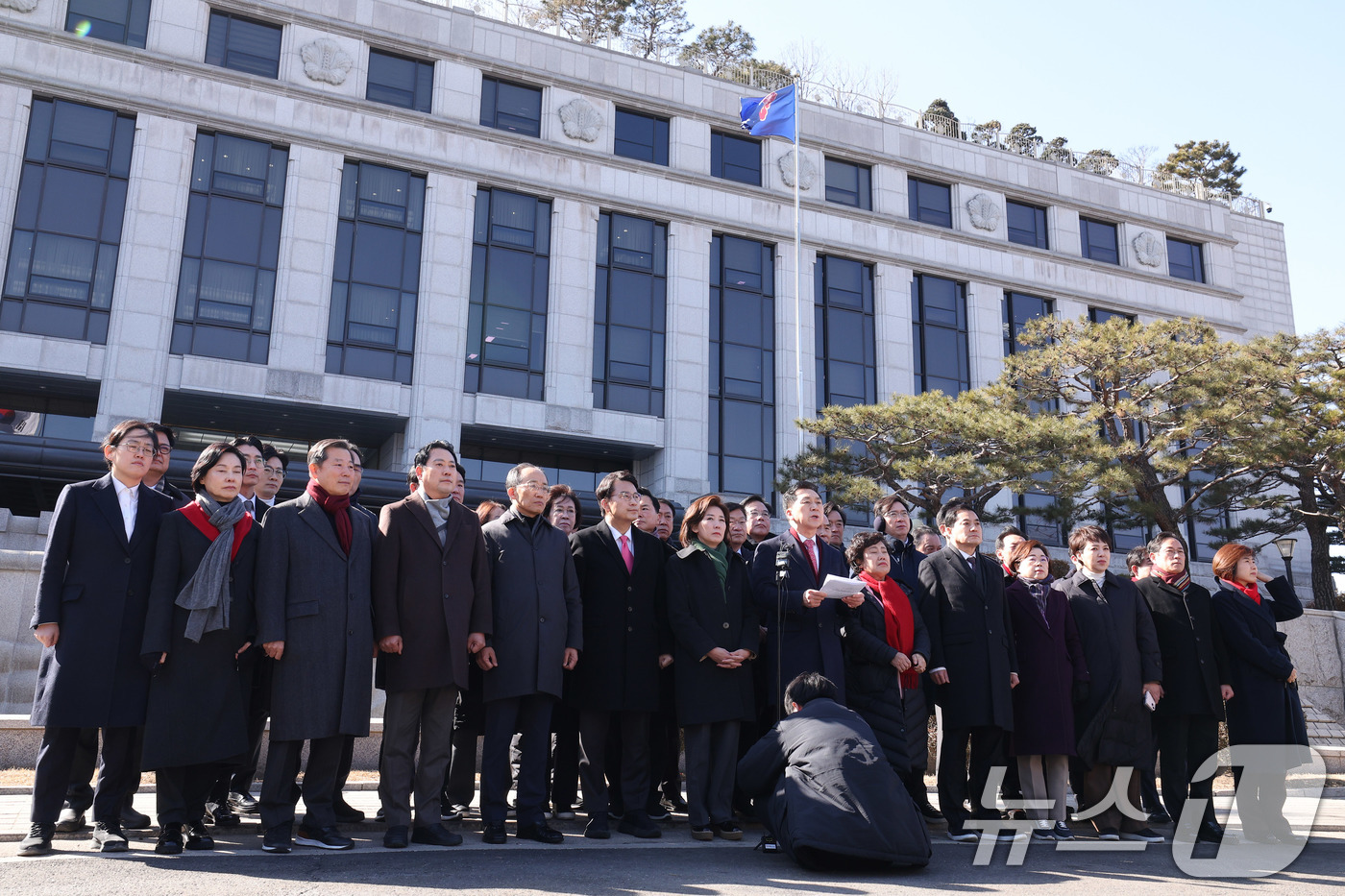 (서울=뉴스1) 김성진 기자 = 국민의힘 의원들이 17일 서울 종로구 헌법재판소 앞에서 윤석열 대통령 최소한 방어권 보장 촉구 및 불공정성 규탄과 관련해 헌법재판소 사무처장을 면담 …