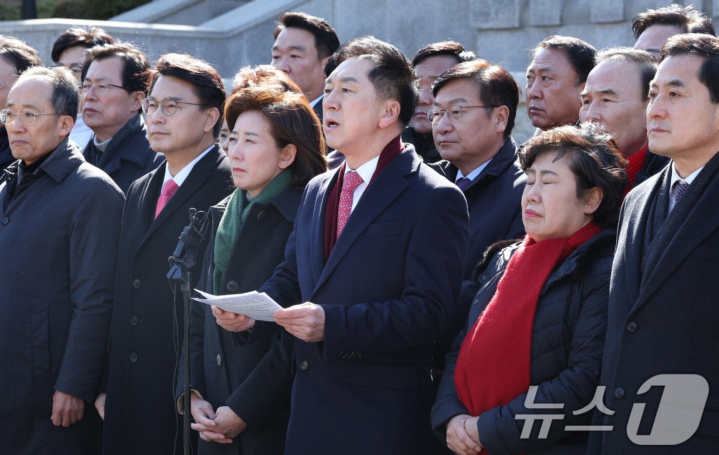 본문 이미지 - 국민의힘 의원들이 17일 서울 종로구 헌법재판소 앞에서 윤석열 대통령 최소한 방어권 보장 촉구 및 불공정성 규탄과 관련해 헌법재판소 사무처장을 면담하기에 앞서 기자회견을 하고 있다. &#40;공동취재&#41; 2025.2.17/뉴스1 ⓒ News1 김성진 기자