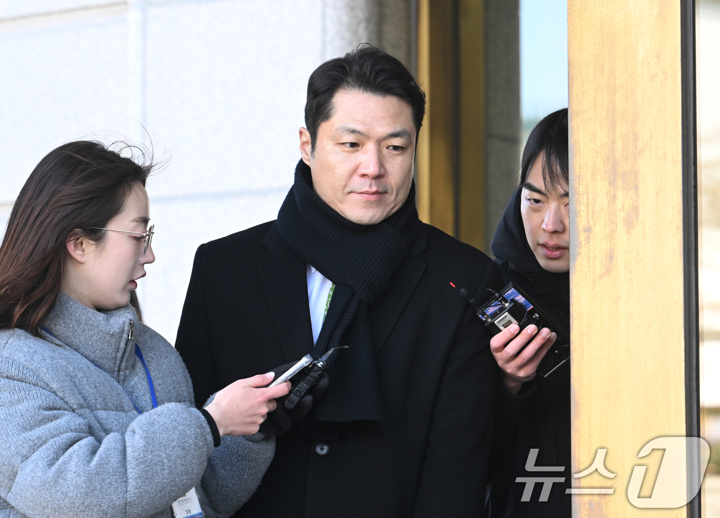 (서울=뉴스1) 김성진 기자 = 최재훈 서울중앙지검 반부패수사2부 부장검사가 17일 서울 종로구 헌법재판소에서 열린 탄핵심판 1차 변론에 출석하고 있다. (공동취재) 2025.2. …