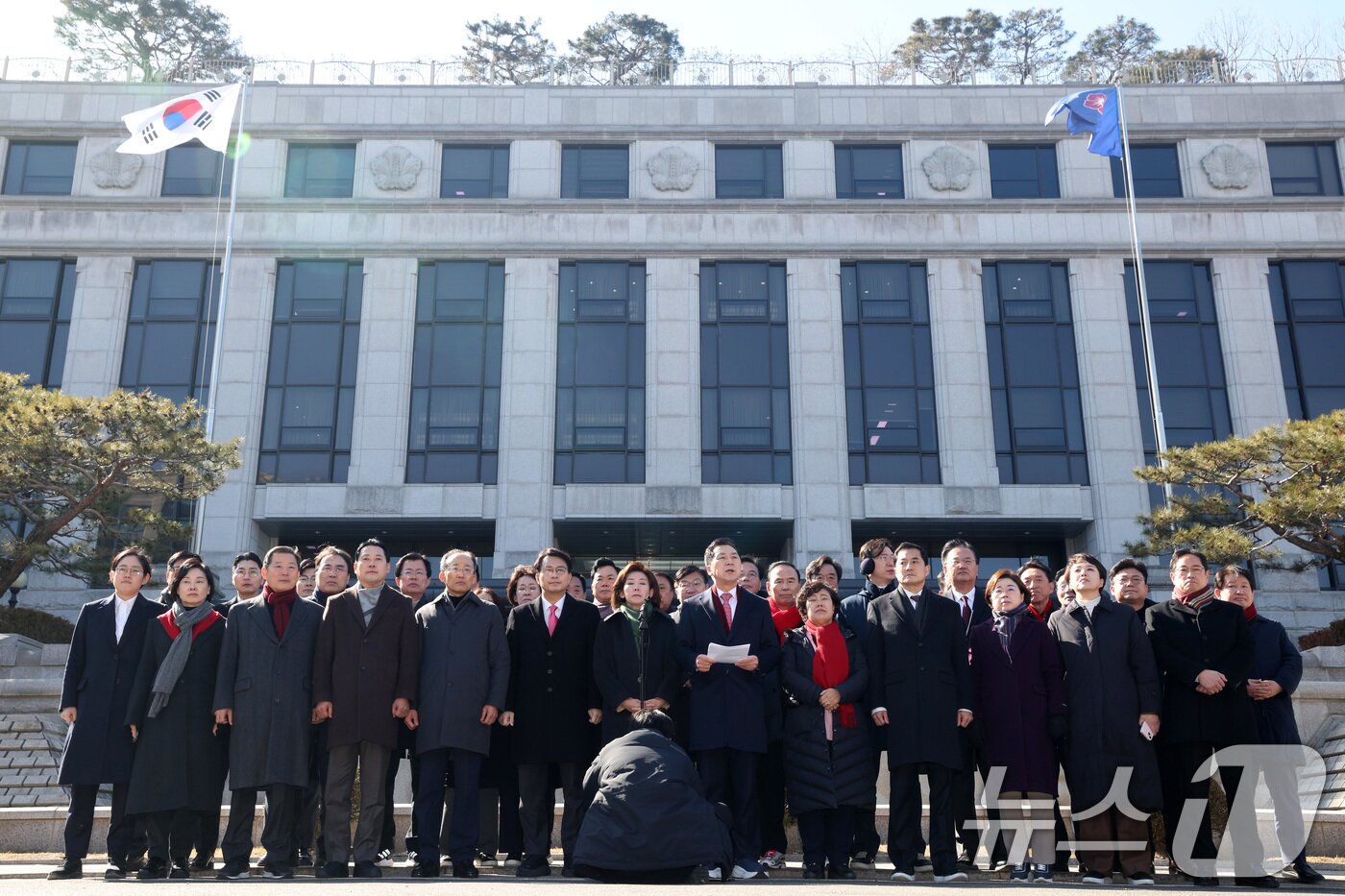 본문 이미지 - 국민의힘 의원들이 17일 서울 종로구 헌법재판소 앞에서 윤석열 대통령 최소한 방어권 보장 촉구 및 불공정성 규탄과 관련해 헌법재판소 사무처장을 면담하기에 앞서 기자회견을 하고 있다. &#40;공동취재&#41; 2025.2.17/뉴스1 ⓒ News1 김성진 기자