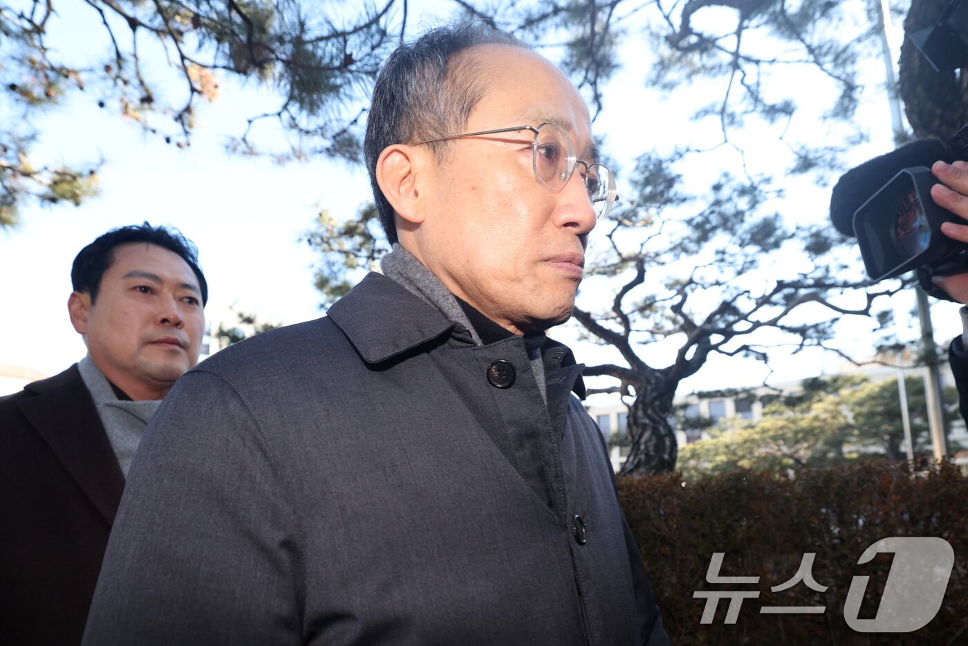본문 이미지 - 추경호 국민의힘 전 원내대표가 17일 서울 종로구 헌법재판소에서 헌법재판소 사무처장을 면담하기 위해 이동하고 있다. &#40;공동취재&#41; 2025.2.17/뉴스1 ⓒ News1 김성진 기자