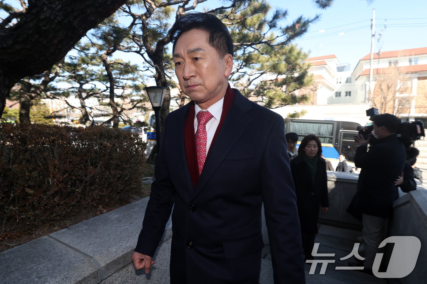 본문 이미지 - 김기현 국민의힘 의원이 17일 서울 종로구 헌법재판소에서 헌법재판소 사무처장을 면담하기 위해 이동하고 있다. &#40;공동취재&#41; 2025.2.17/뉴스1 ⓒ News1 김성진 기자