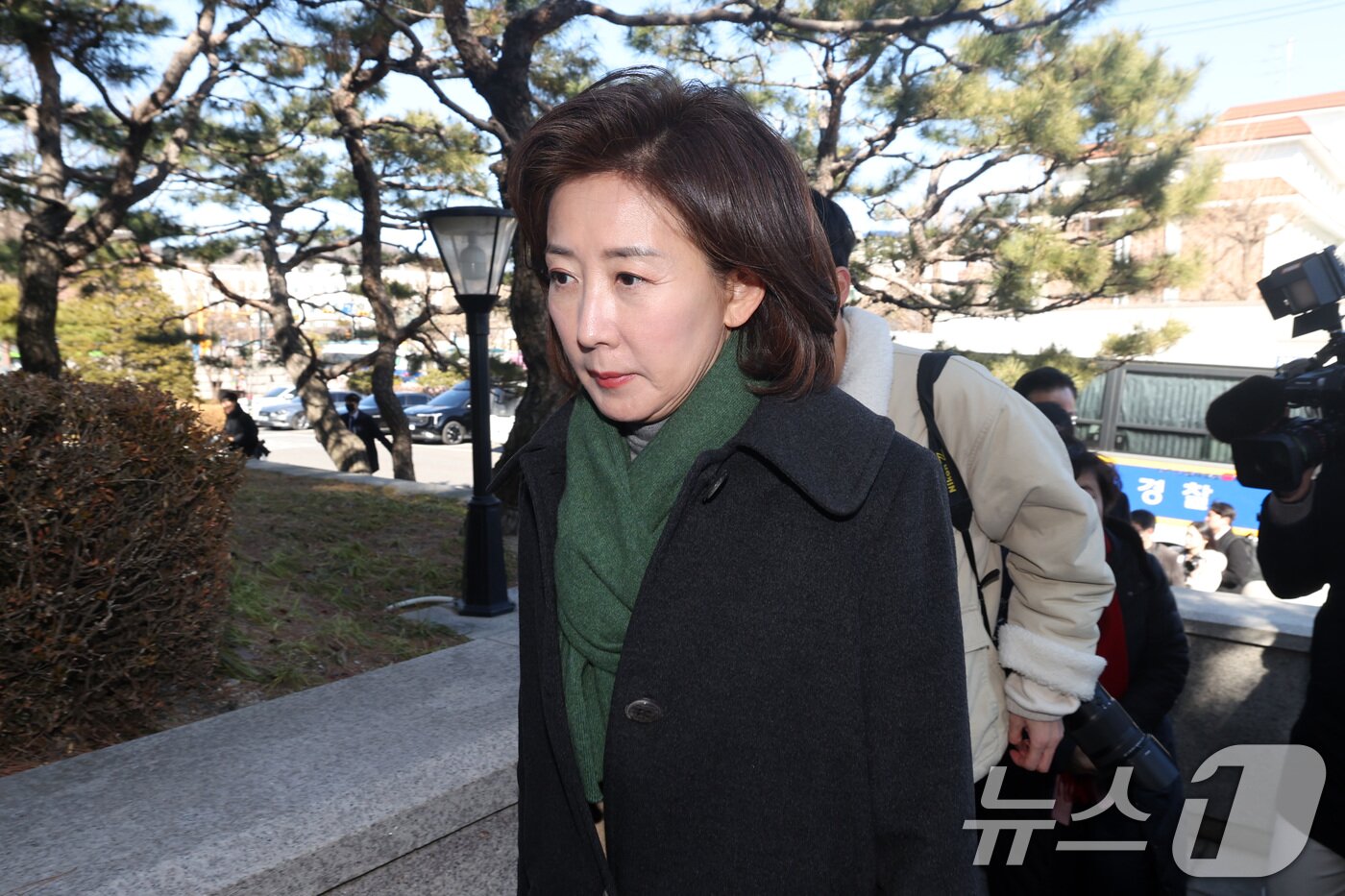 본문 이미지 - 나경원 국민의힘 의원이 17일 서울 종로구 헌법재판소에서 헌법재판소 사무처장을 면담하기 위해 이동하고 있다. &#40;공동취재&#41; 2025.2.17/뉴스1 ⓒ News1 김성진 기자